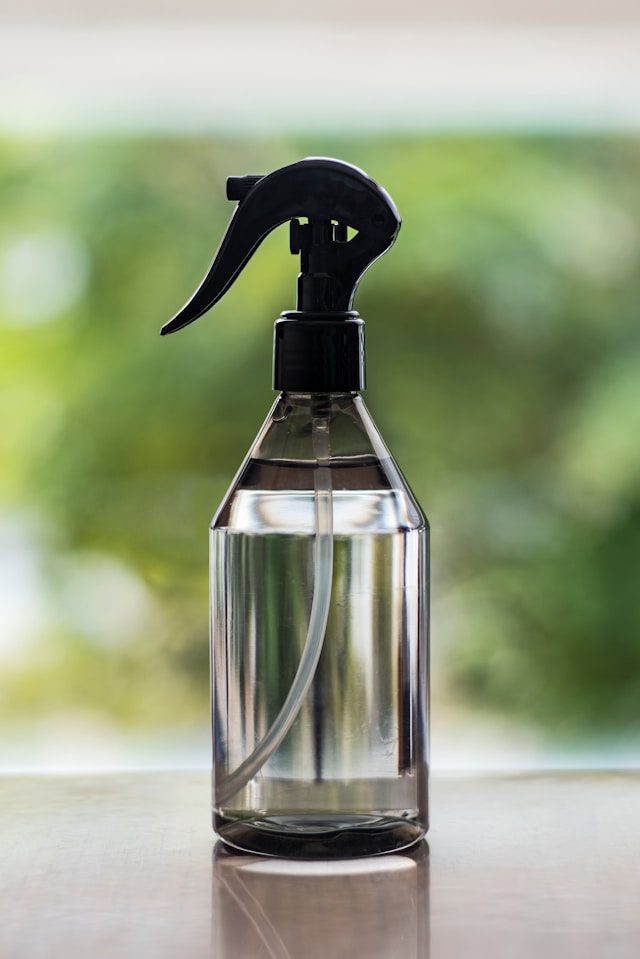 Zutaten für selbstgemachtes Fliegenspray für Pferde